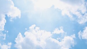 まぶしい太陽、夏の青空