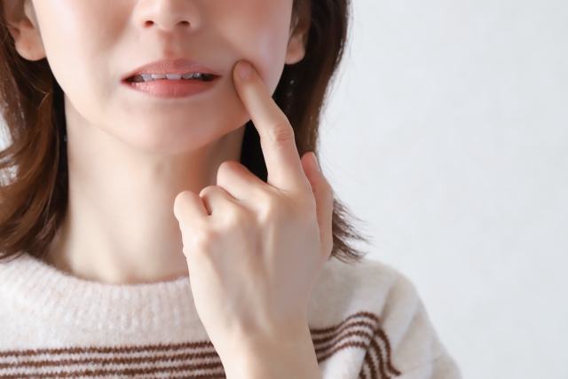 片側だけで噛むクセはフェイスラインに影響?左右差を防ぐ美しい習慣の作り方