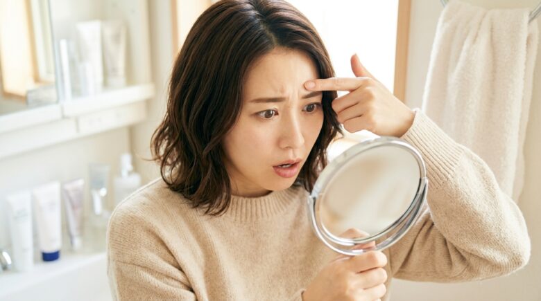 鏡を見てショック!眉間のシワは目の疲れが原因?PC作業中に見直したい表情グセと大人のケア習慣